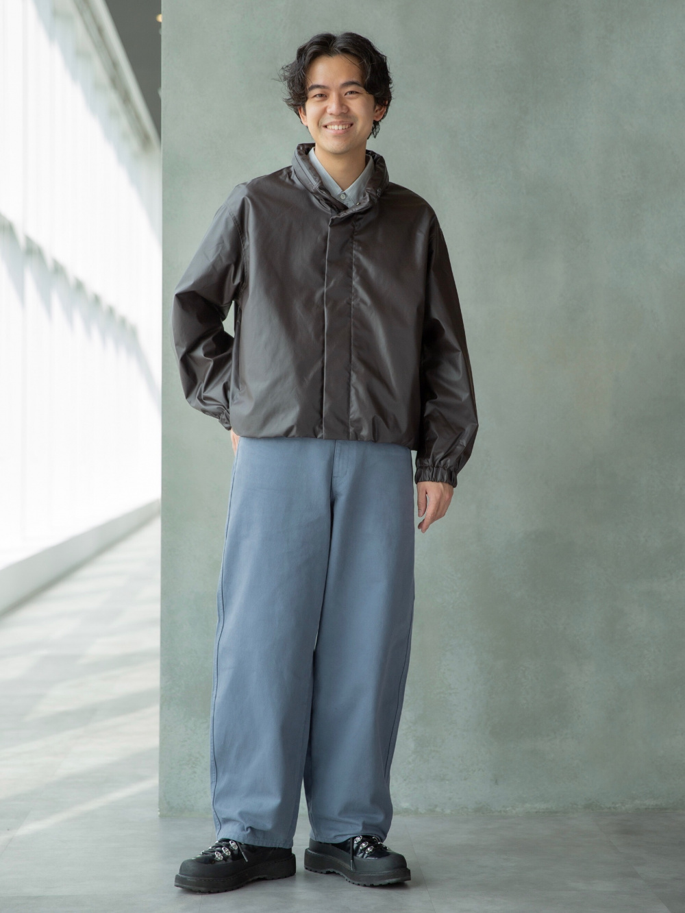 ブロックテックユーティリティパーカ、カーブパンツ」の着用