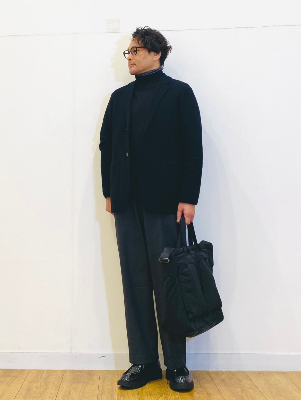 ローゲージハイネックセーター、ニットジャケット」の着用