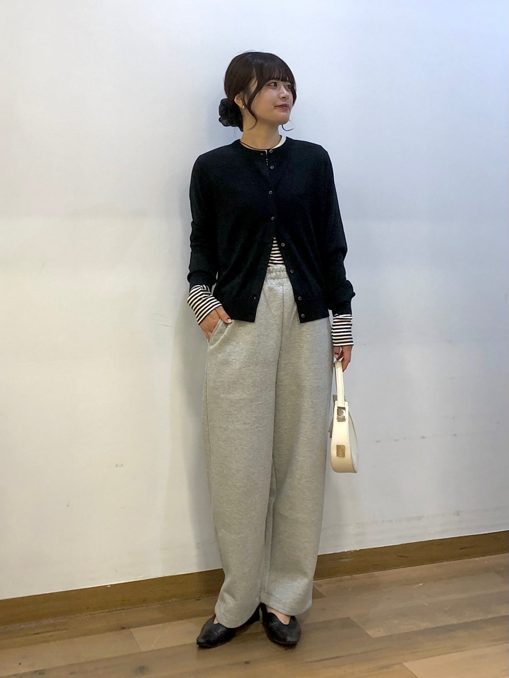 C6939 クルーネックカーディガン×パンツコーデ スウェットワイドパンツ、メリノクルーネックカーディガン」の着用