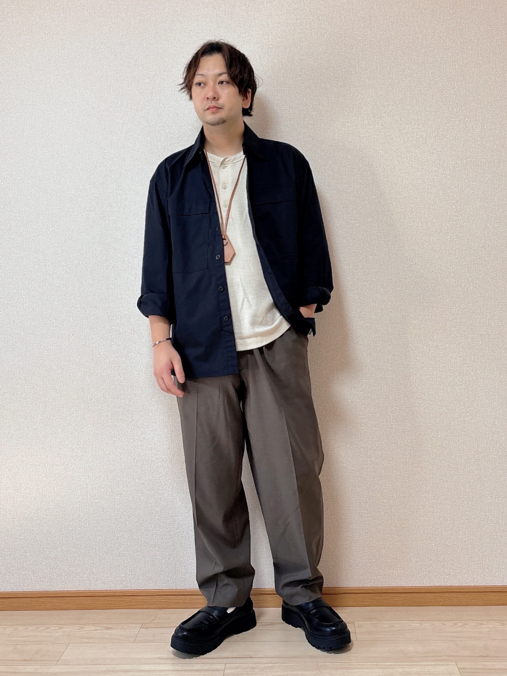 感動ジャケット、感動タックパンツ」の着用コーディネート