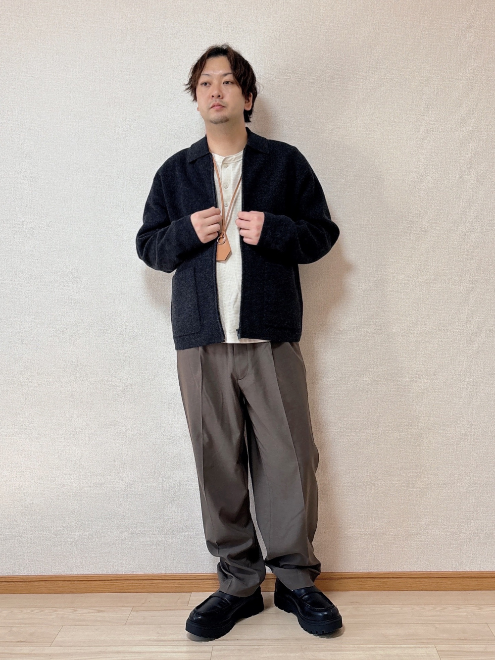 感動ジャケット、感動タックパンツ」の着用コーディネート