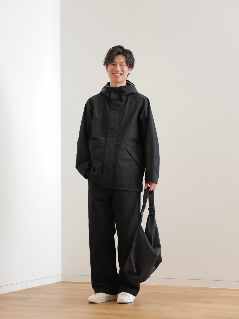 ブロックテックユーティリティパーカ、カーブパンツ」の着用