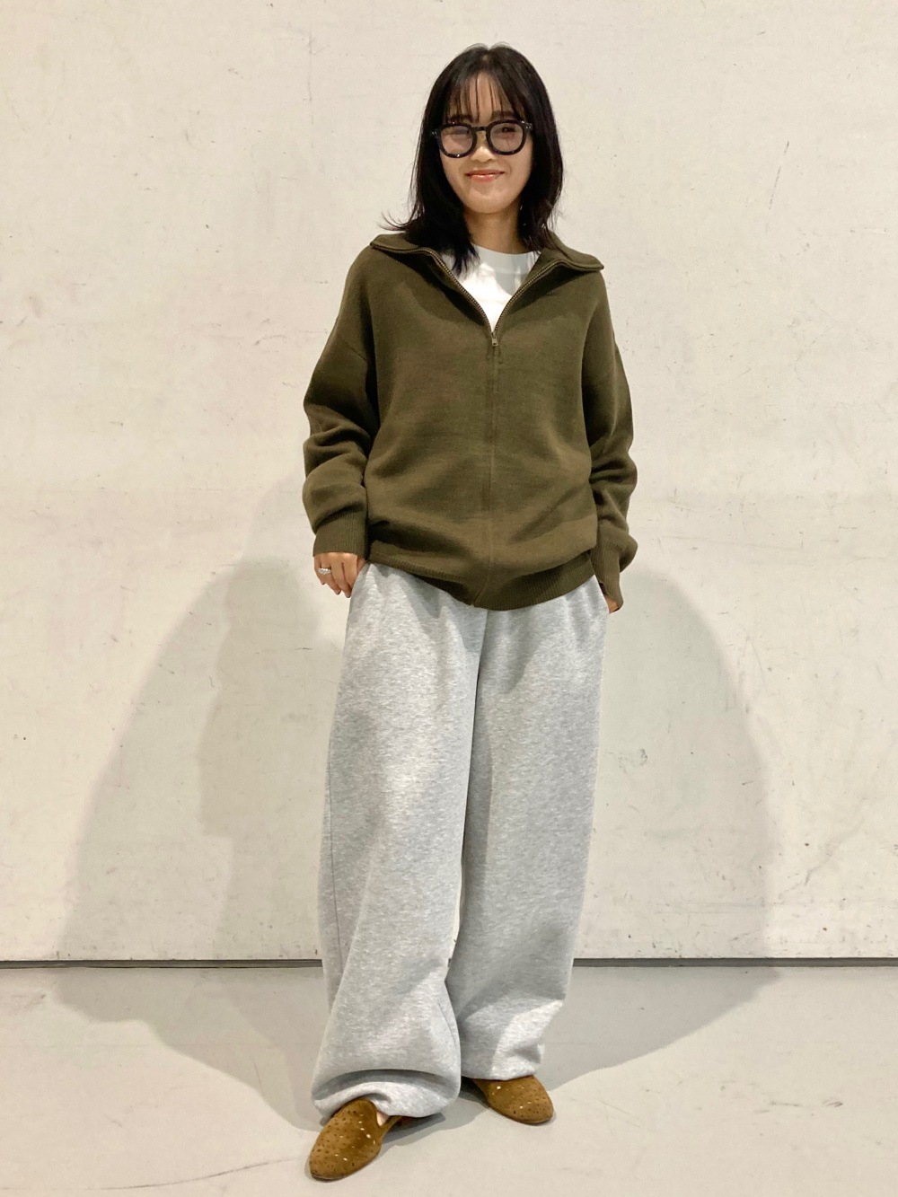 ダブルフェイスフルジップジャケット、ドレープシャツ」の着用