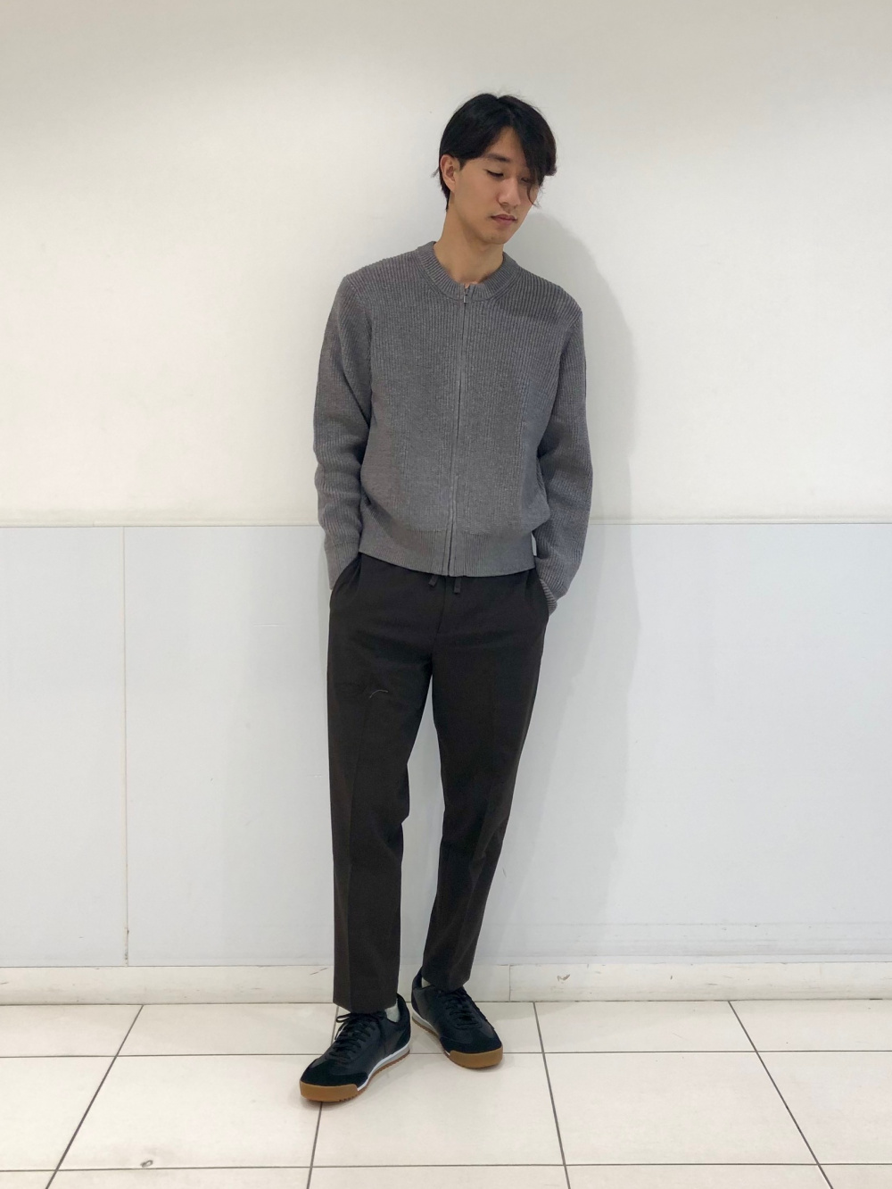 クルーネックフルジップカーディガン、スマートアンクルパンツ」の着用