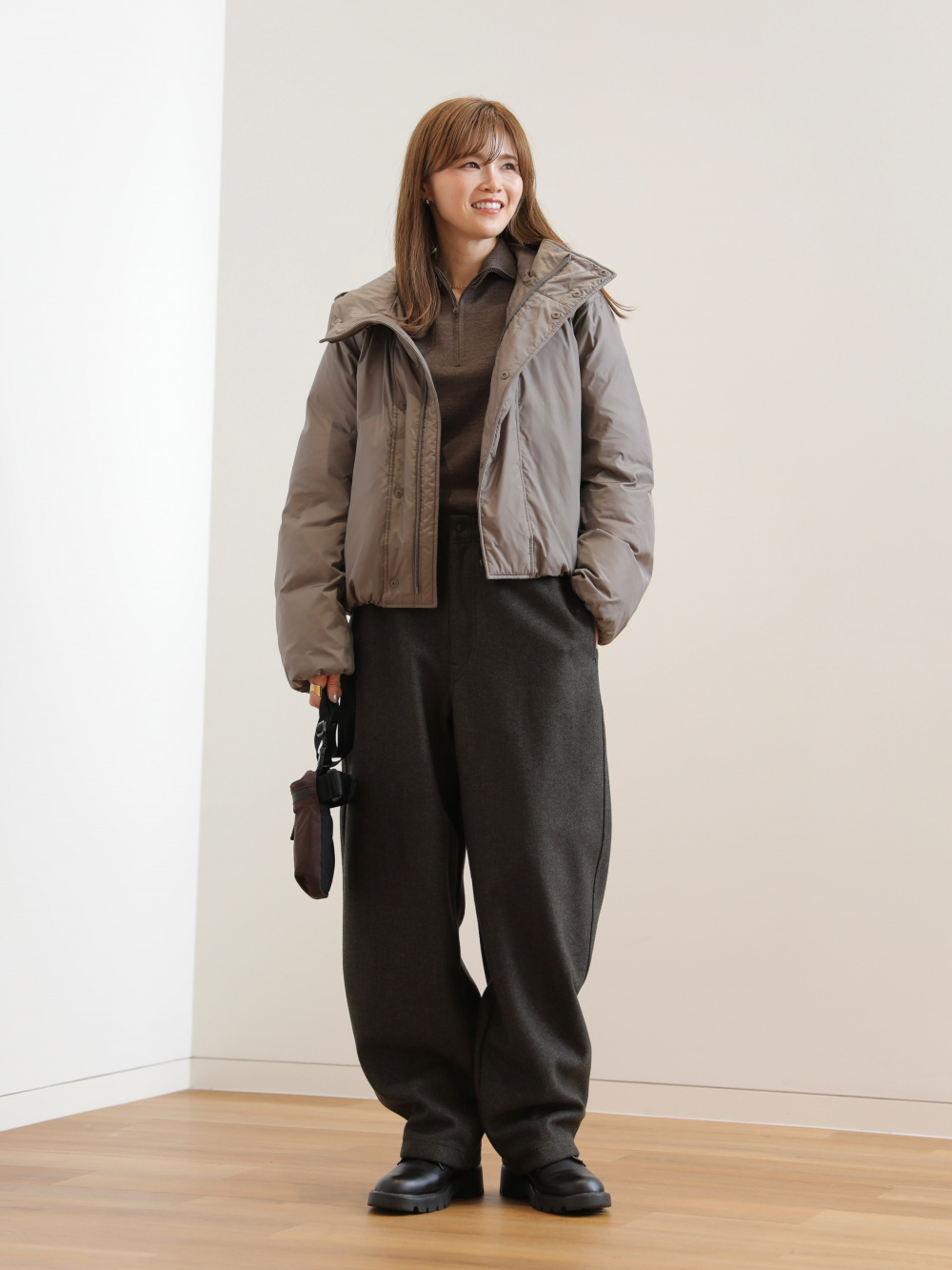 ダブルフェイスフルジップジャケット、ドレープシャツ」の着用