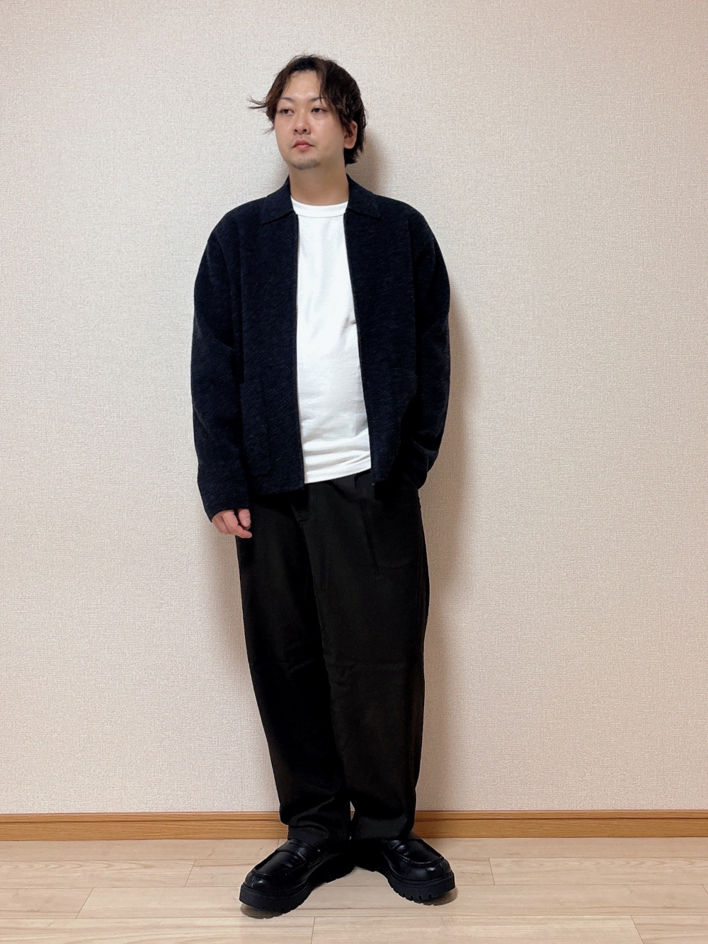 クルーネックTシャツ、ニットフルジップジャケット」の着用 