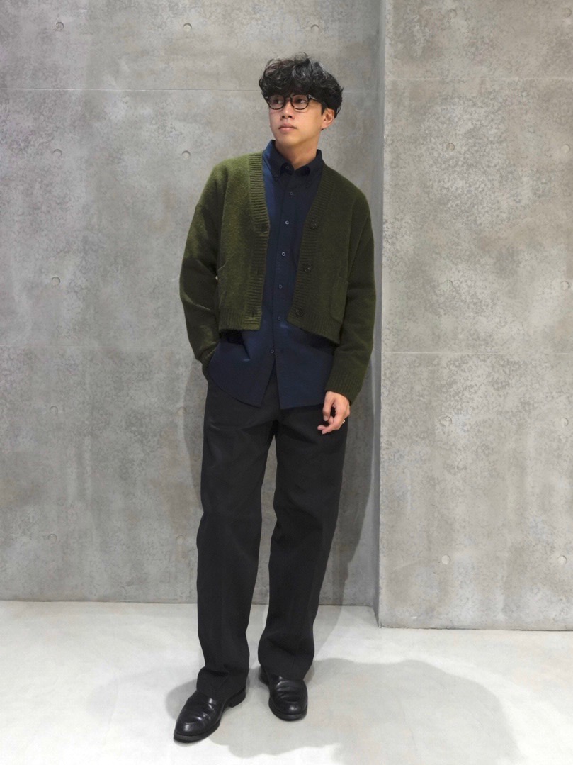 カシミヤハーフジップセーター、コットンチノパンツ」の着用