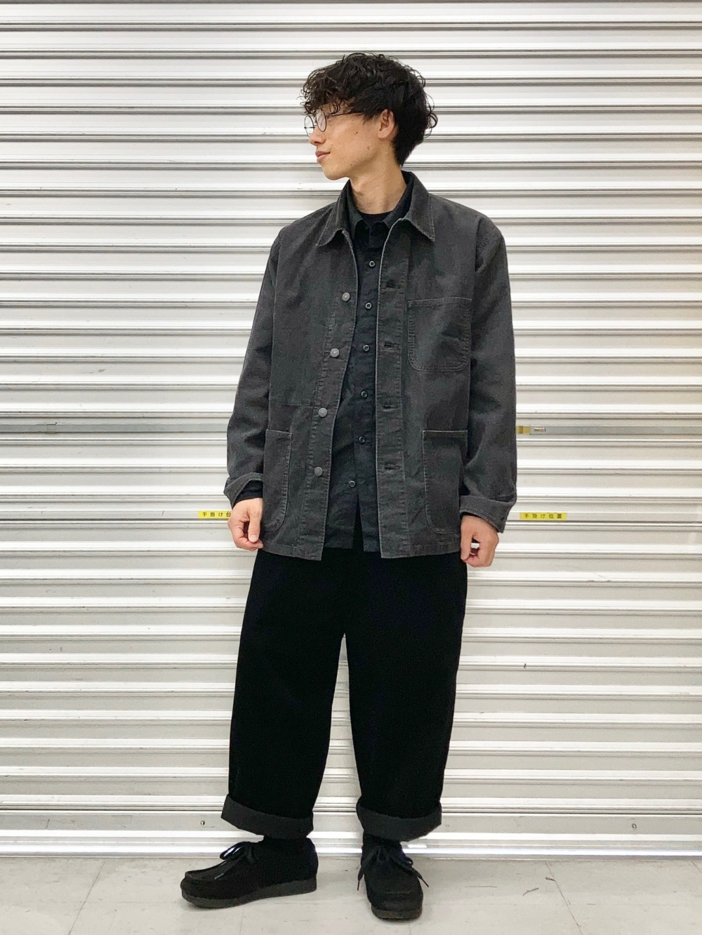 オーバーサイズカラーデニムジャケット、ドレープシャツ」の着用