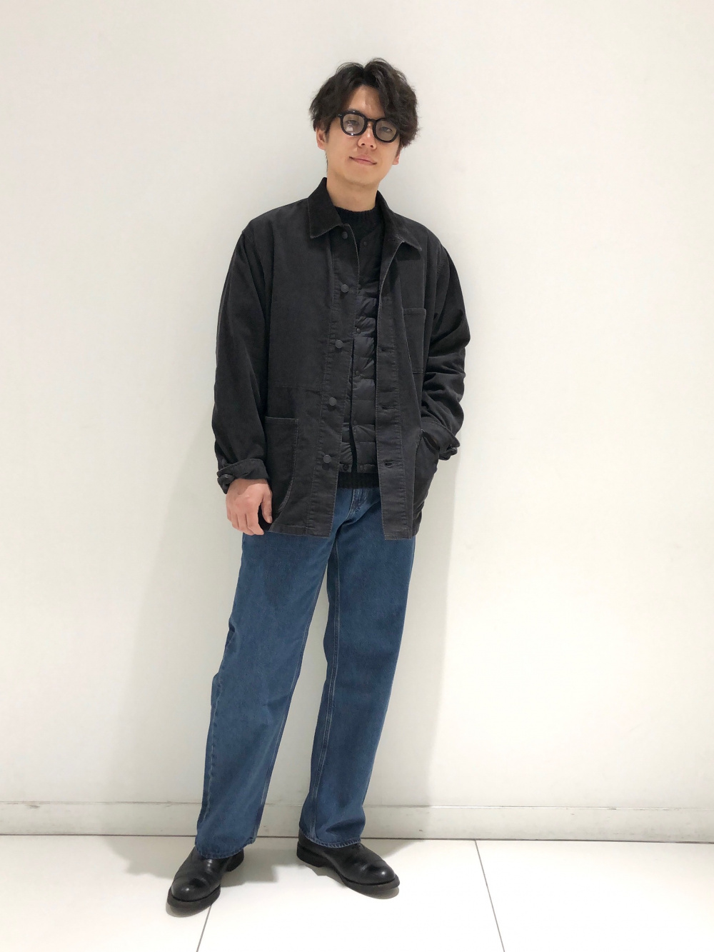 ワッフルヘンリーネックTシャツ、フランネルチェックシャツ」の着用