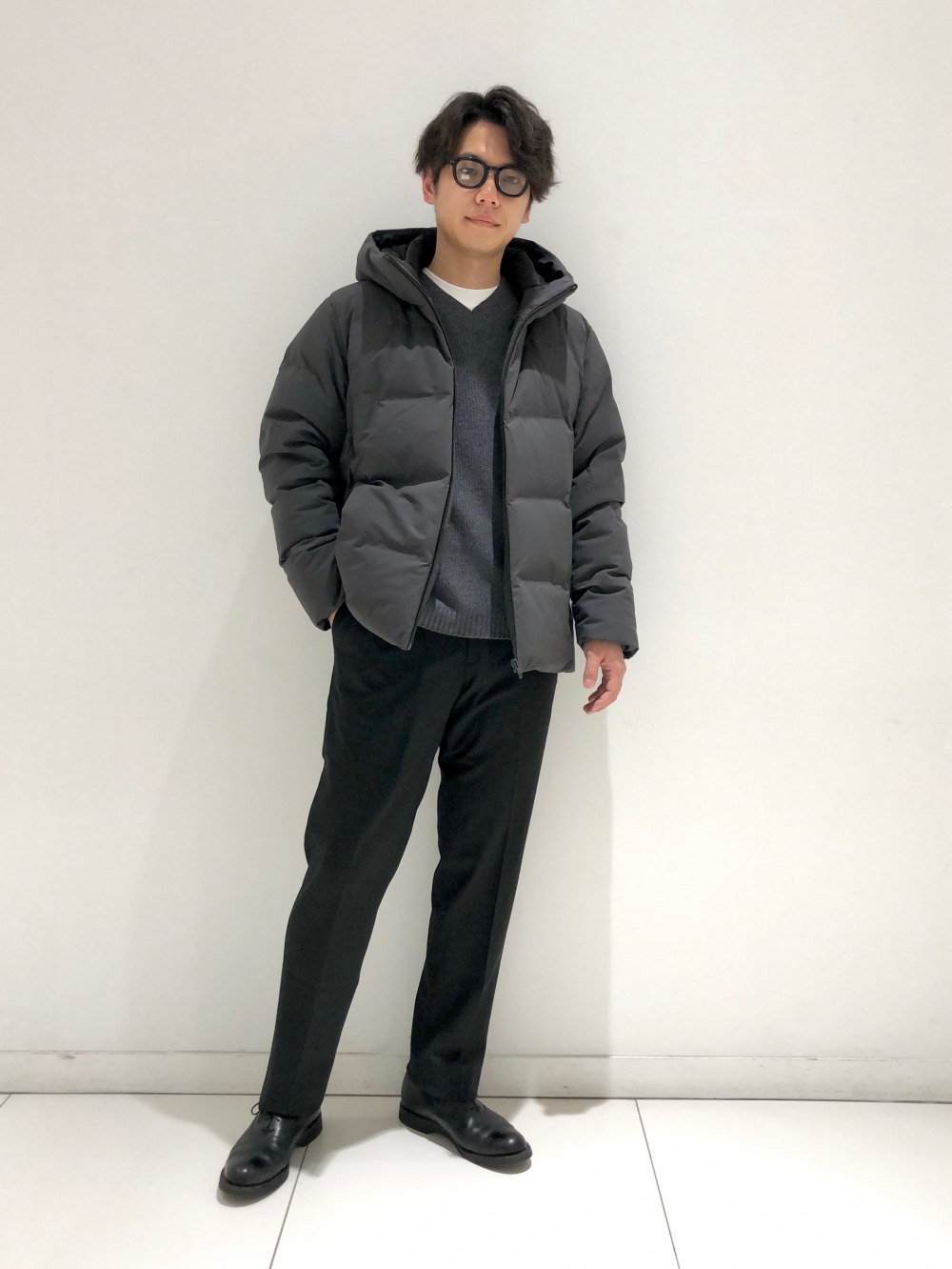 シームレスダウンパーカ、エアリズムコットンスウェットシャツ」の着用