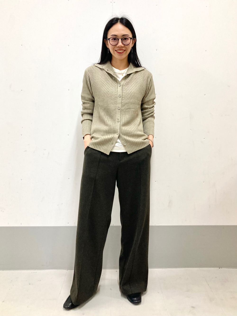 3DスフレヤーンVネックセーター、ブラッシュドジャージーワイドパンツ