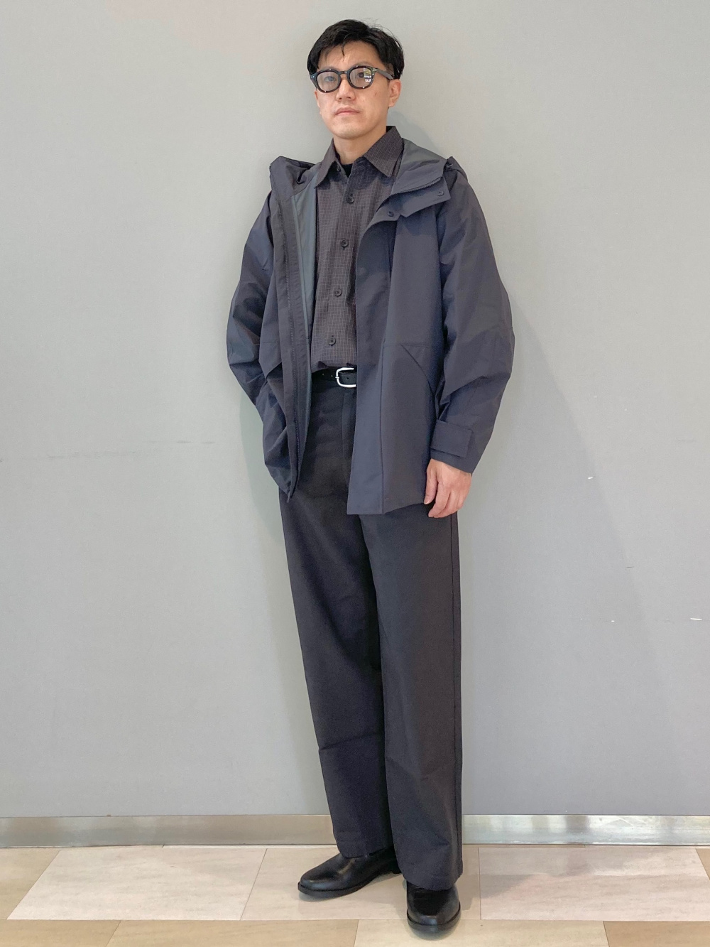 ブロックテックユーティリティパーカ、カーブパンツ」の着用