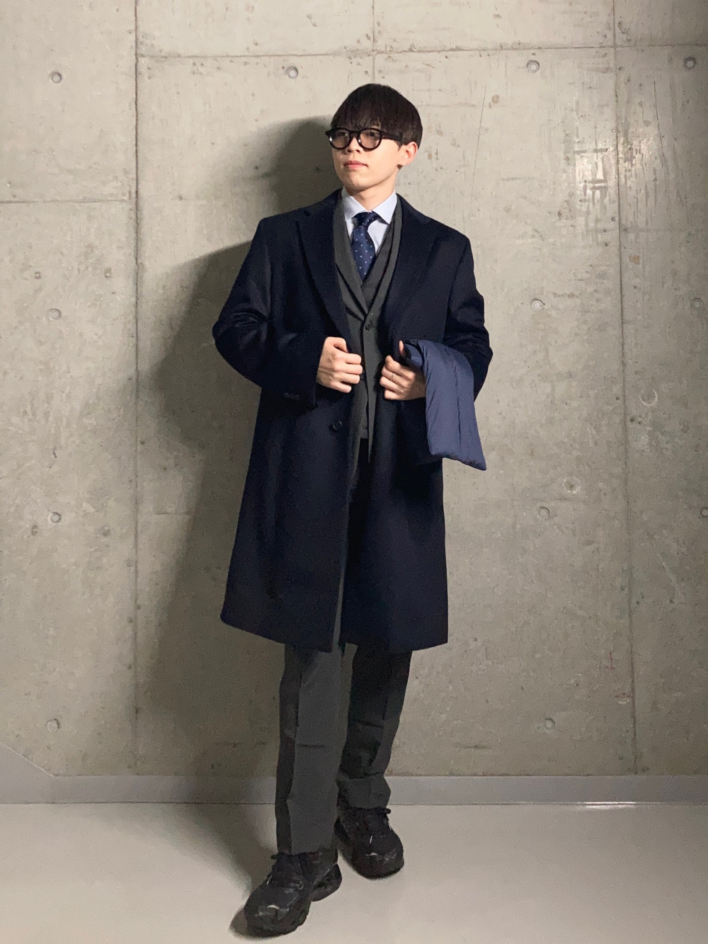 ウールカシミヤチェスターコート、ニットジャケット」の着用