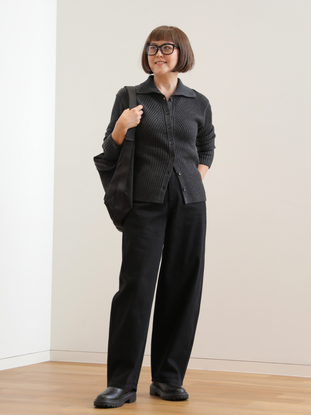 メリノブレンドハイネックカーディガン、カーブパンツ」の着用