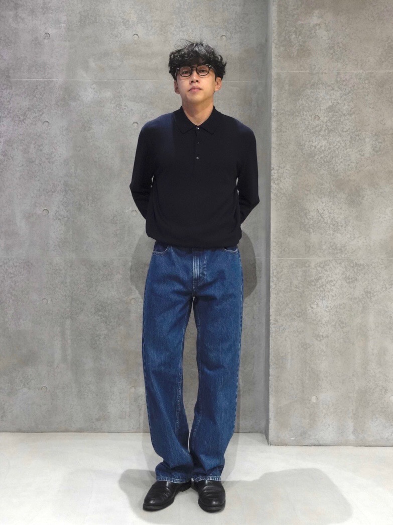 ワッフルヘンリーネックTシャツ、フランネルチェックシャツ」の着用