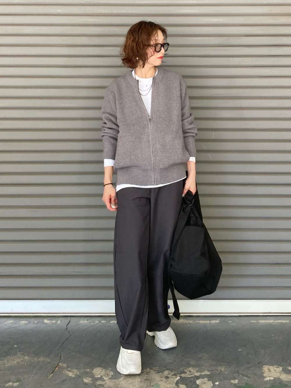 クルーネックT、クルーネックフルジップカーディガン」の着用