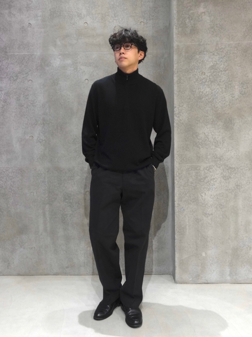 UNIQLO カシミヤハーフジップセーター カシミヤハーフジップセーター、コットンチノパンツ」の着用