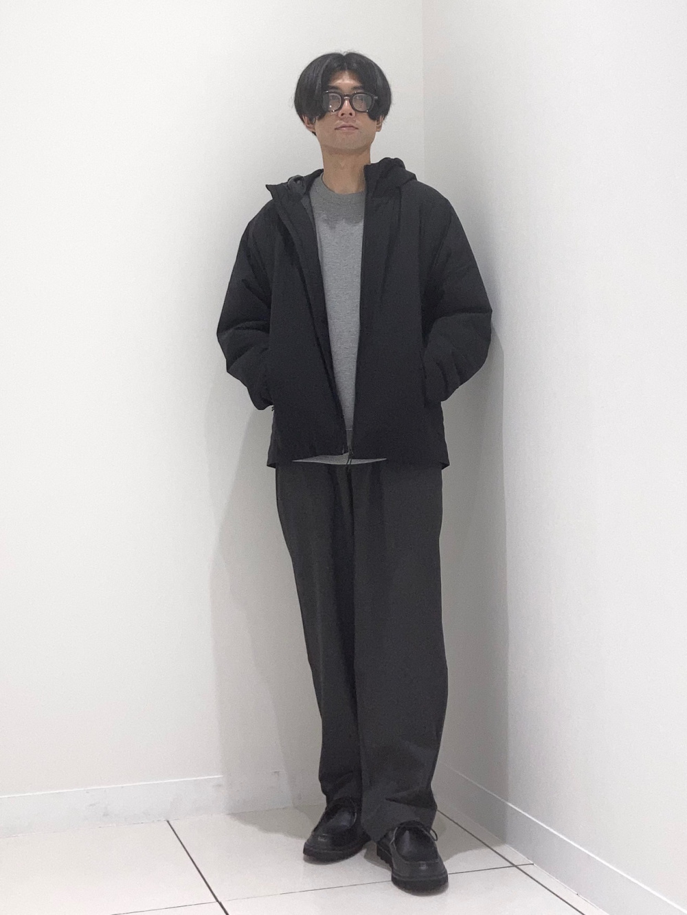 ローゲージハイネックセーター、パフテックハーフコート」の着用