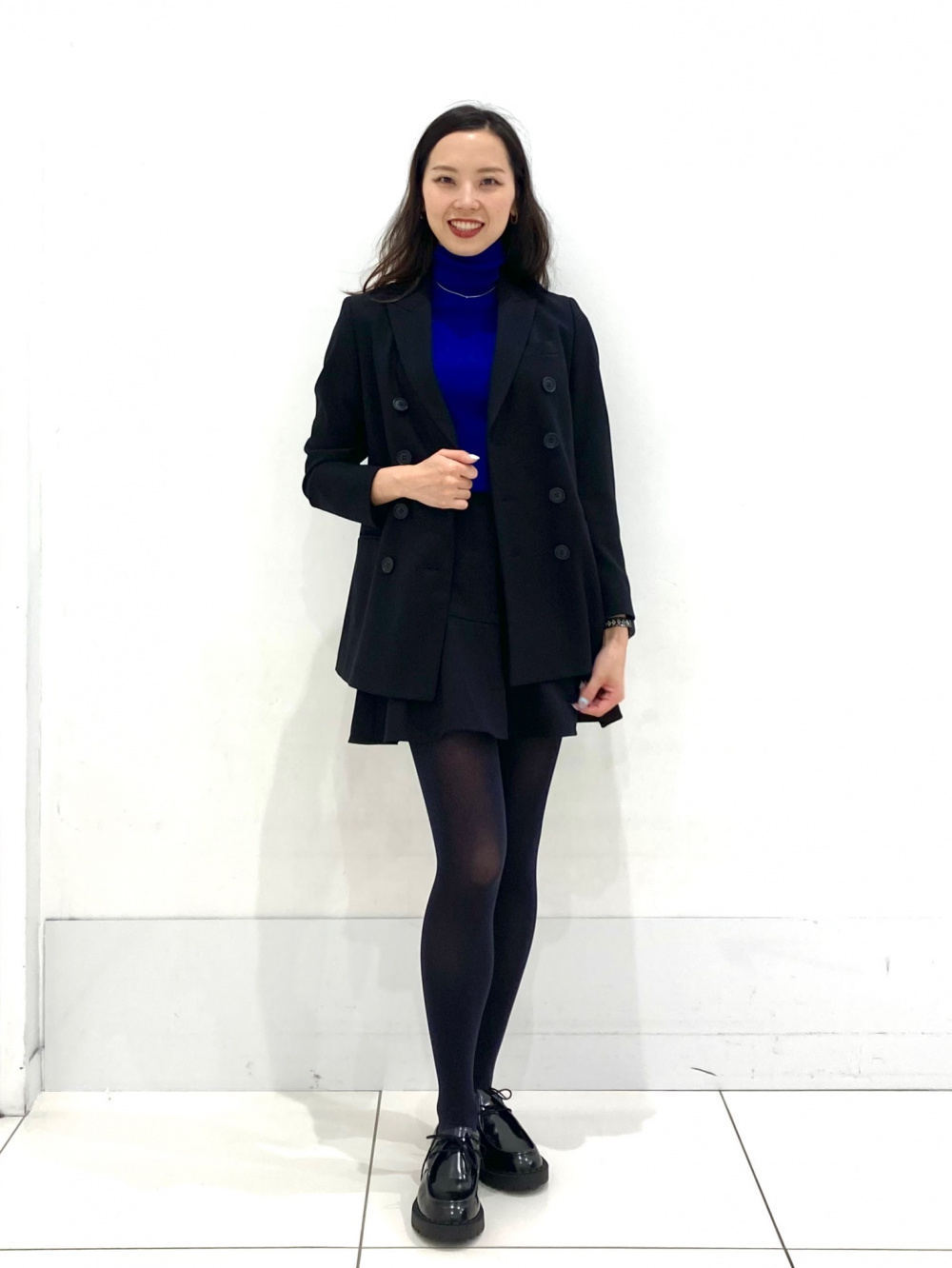 カシミヤリラックスVネックセータースカーフつき、フレアスコート」の