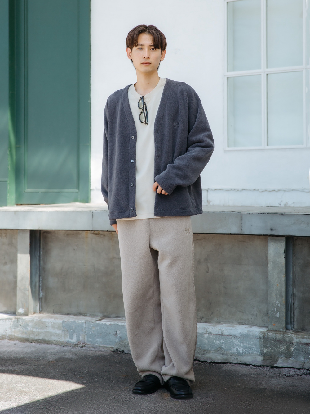 フリースオーバーサイズカーディガン、フリースワイドパンツ」の着用