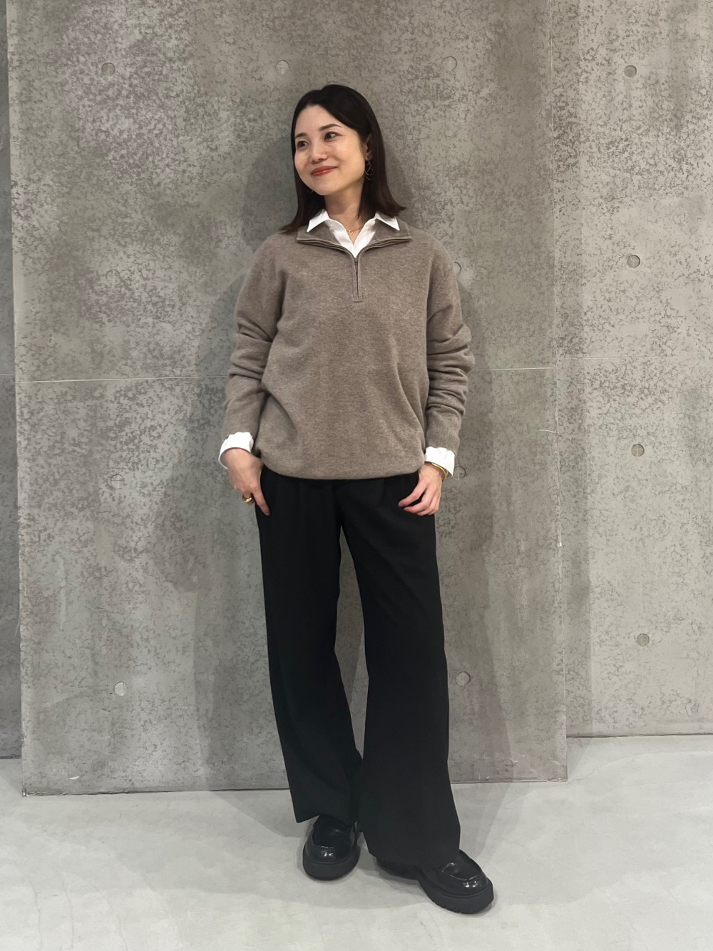 カシミヤハーフジップセーター、コットンシャツ」の着用コーディネート