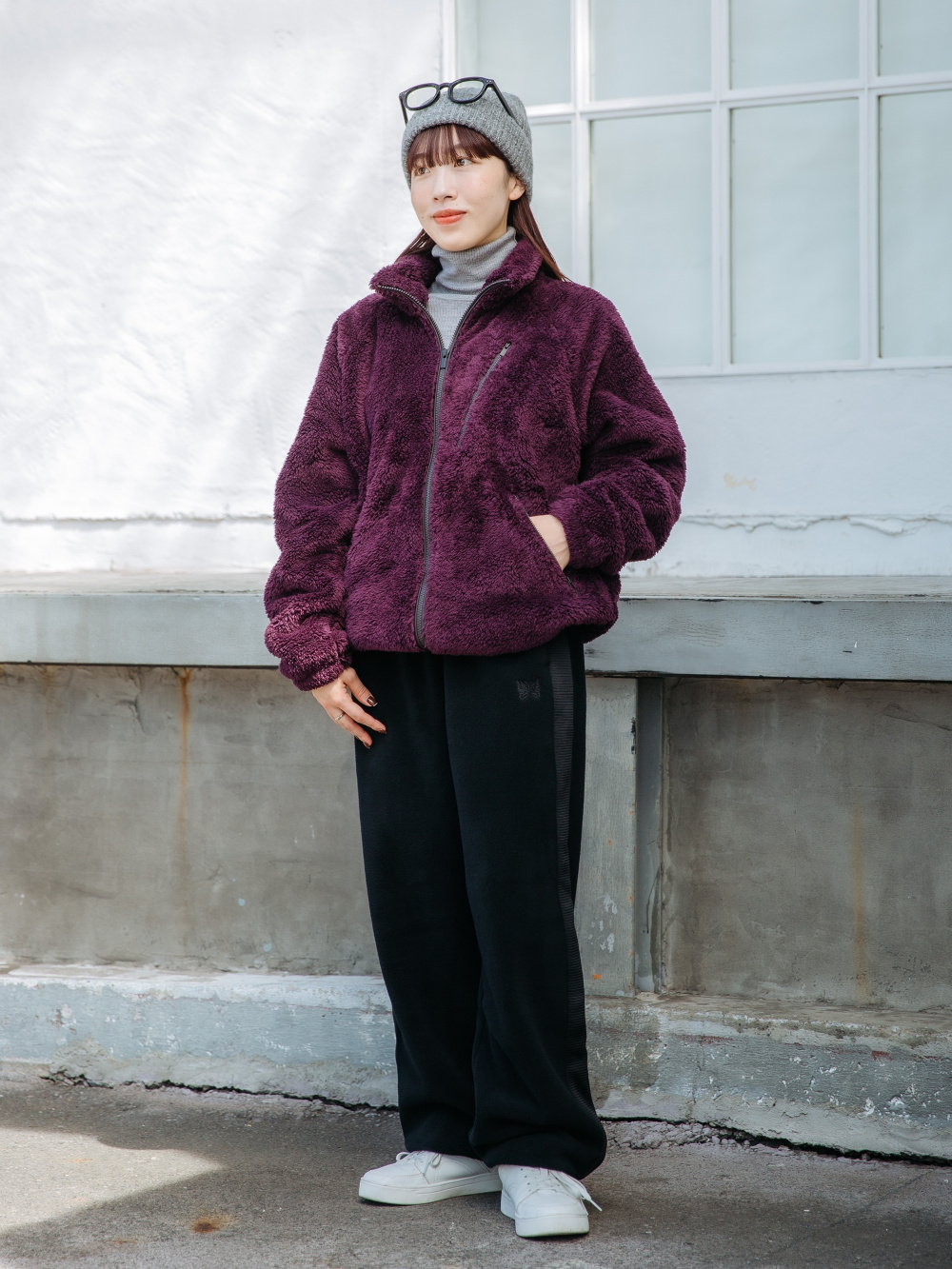 フリースオーバーサイズカーディガン、フリースワイドパンツ」の着用