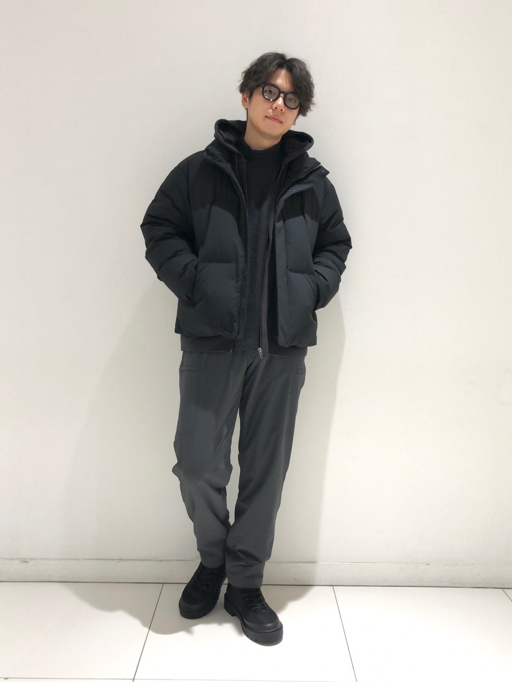 オーバーサイズスウェットシャツ、シームレスダウンジャケット」の着用