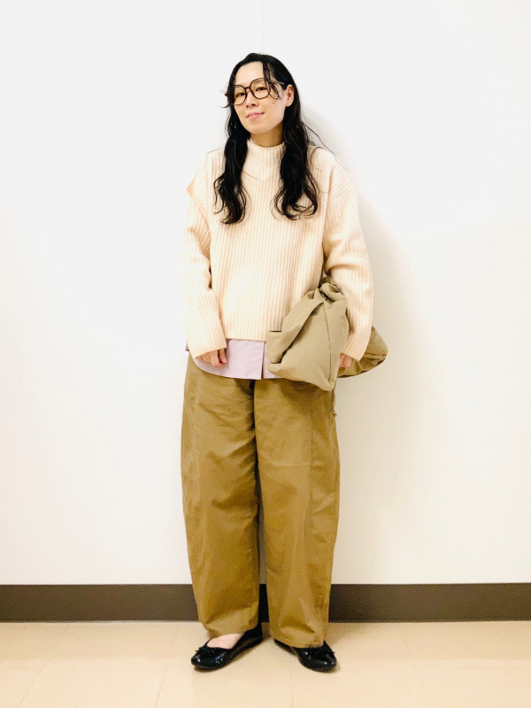 ユニクロ　コットンカーブアンクルパンツ　ベージュ コットンカーブアンクルパンツのコーディネート・着用イメージ