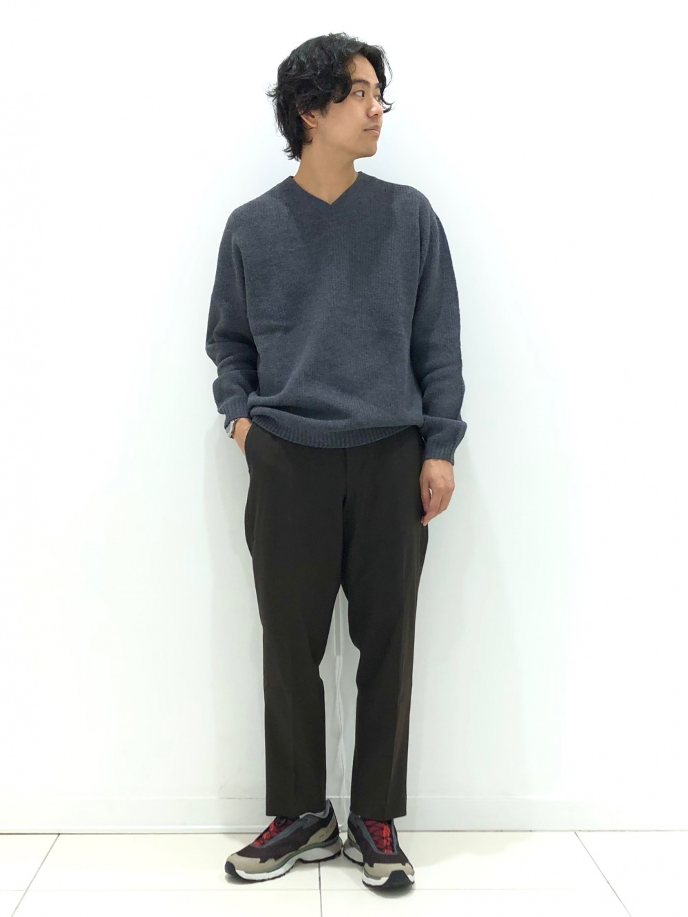 3DスフレヤーンVネックセーター、スマートアンクルパンツ」の着用