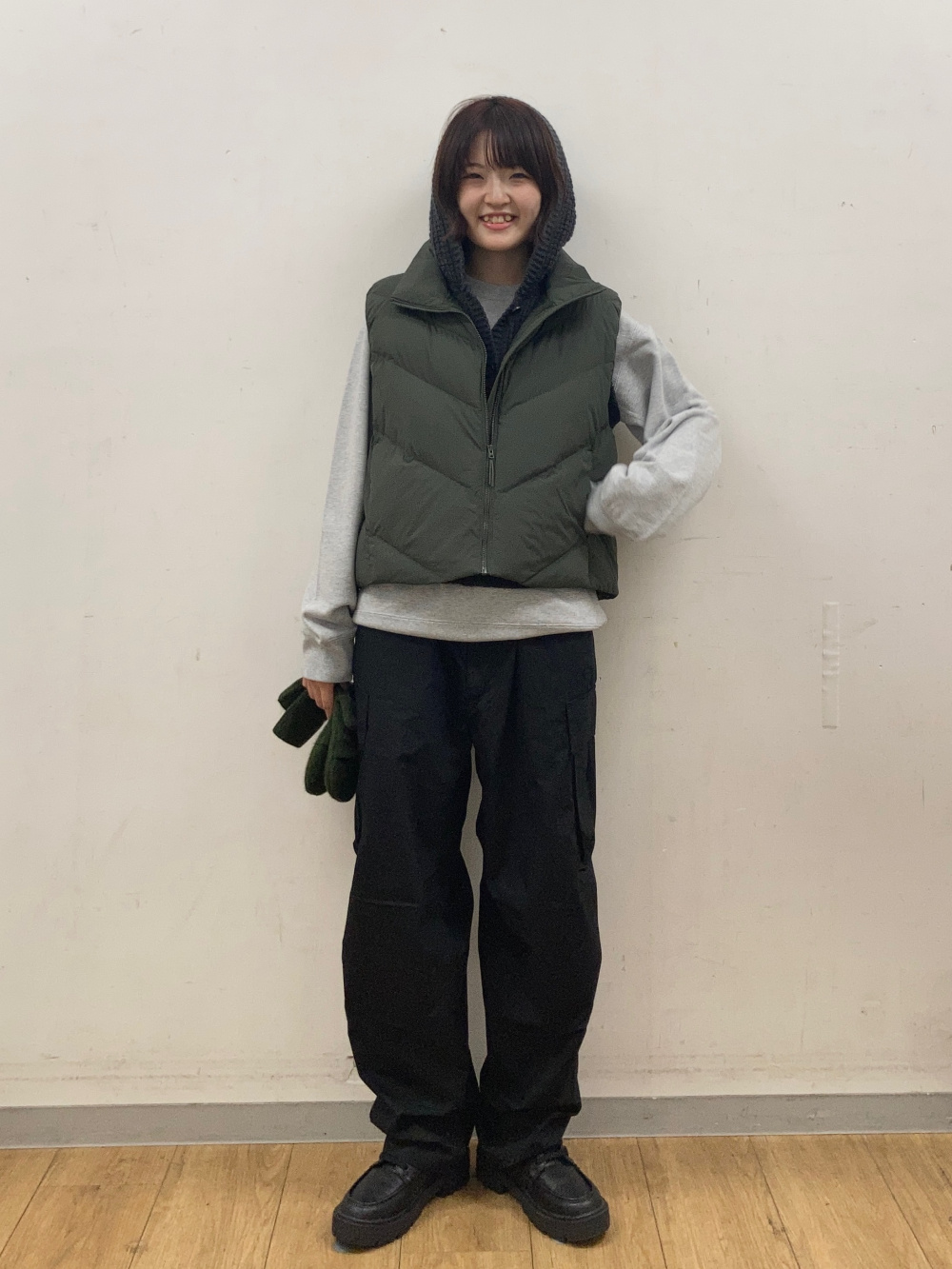 スウェットシャツ、ワッフルニットフーデッドベスト」の着用