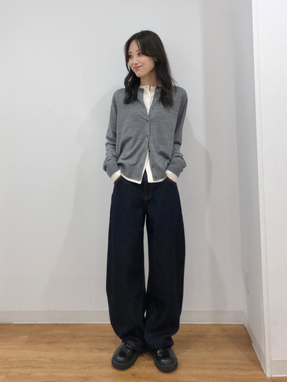 C6939 クルーネックカーディガン×パンツコーデ スウェットワイドパンツ、メリノクルーネックカーディガン」の着用