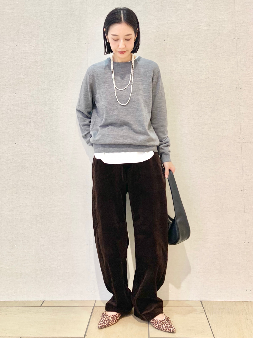 フラッフィクルーネックセーター、コーデュロイカーブパンツ」の着用