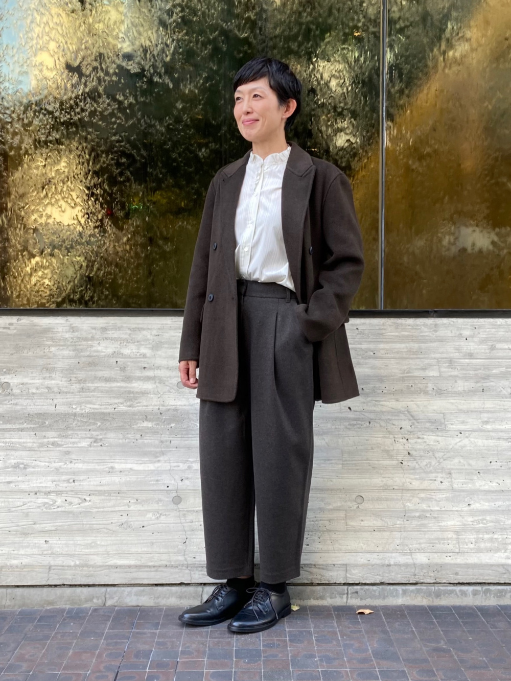 ダブルフェイスジャケット、コットンブレンドフリルシャツ」の着用