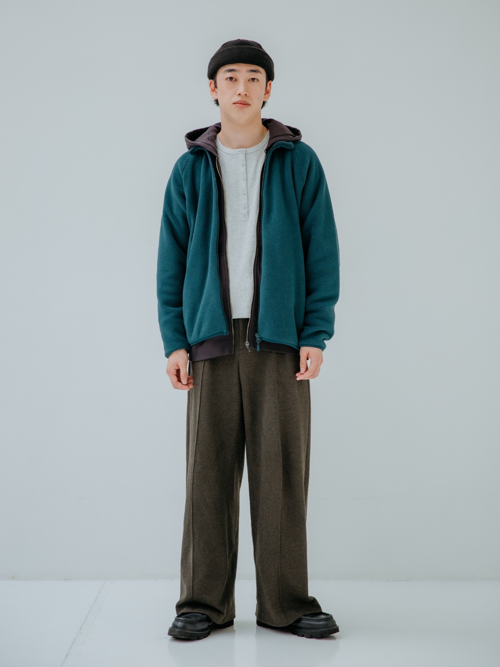 フリースジャケット、ソフトニットフリースクルーネックT」の着用