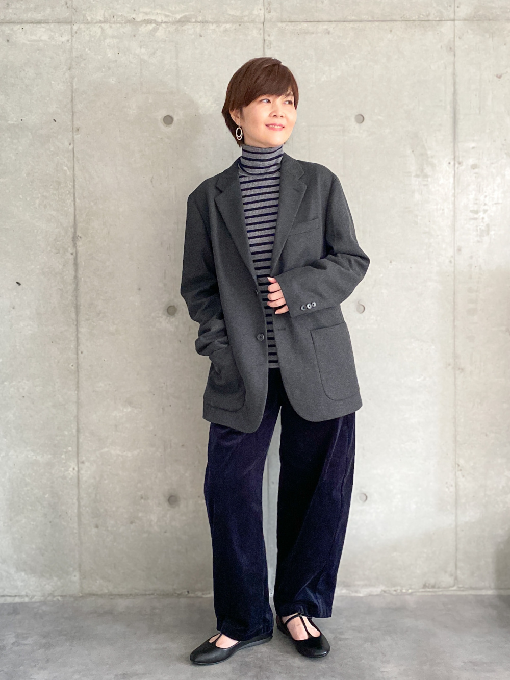 ダウンベルテッドロングコート、メリノリブタートルネックセーター」の