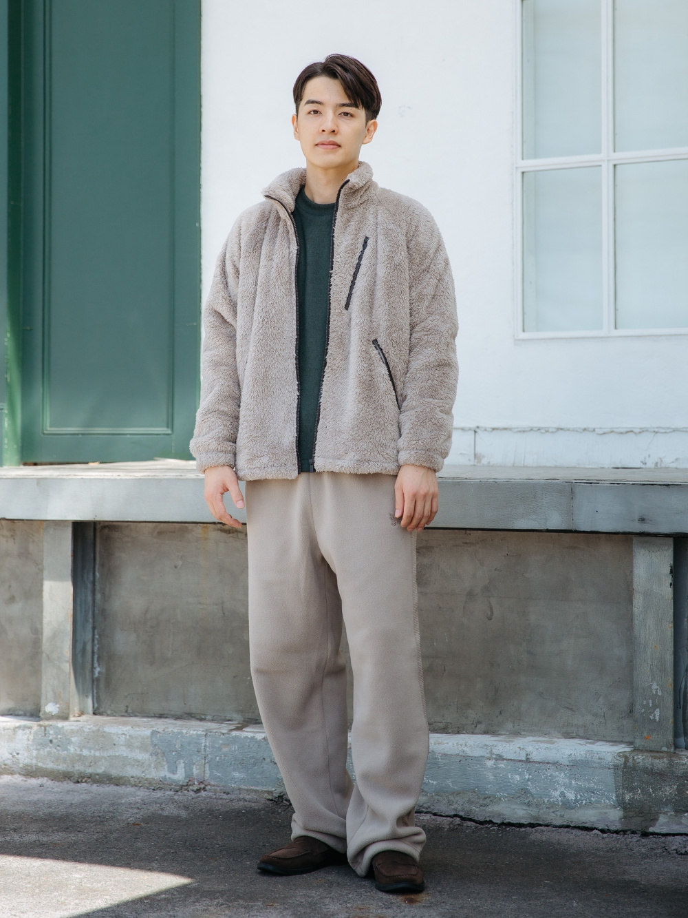 フリースオーバーサイズカーディガン、フリースワイドパンツ」の着用