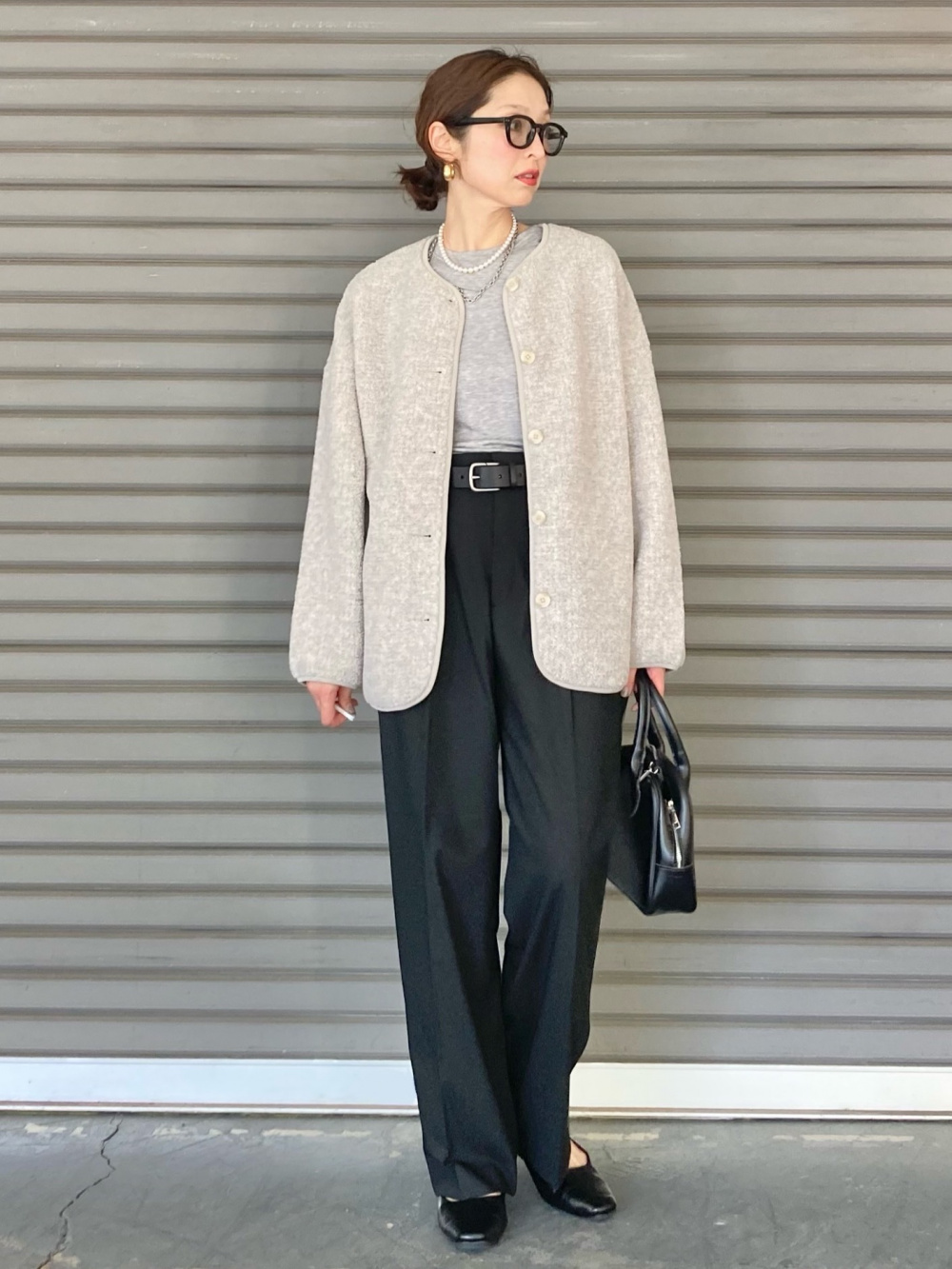 カシミヤクルーネックショートカーディガン、タックワイドパンツ」の