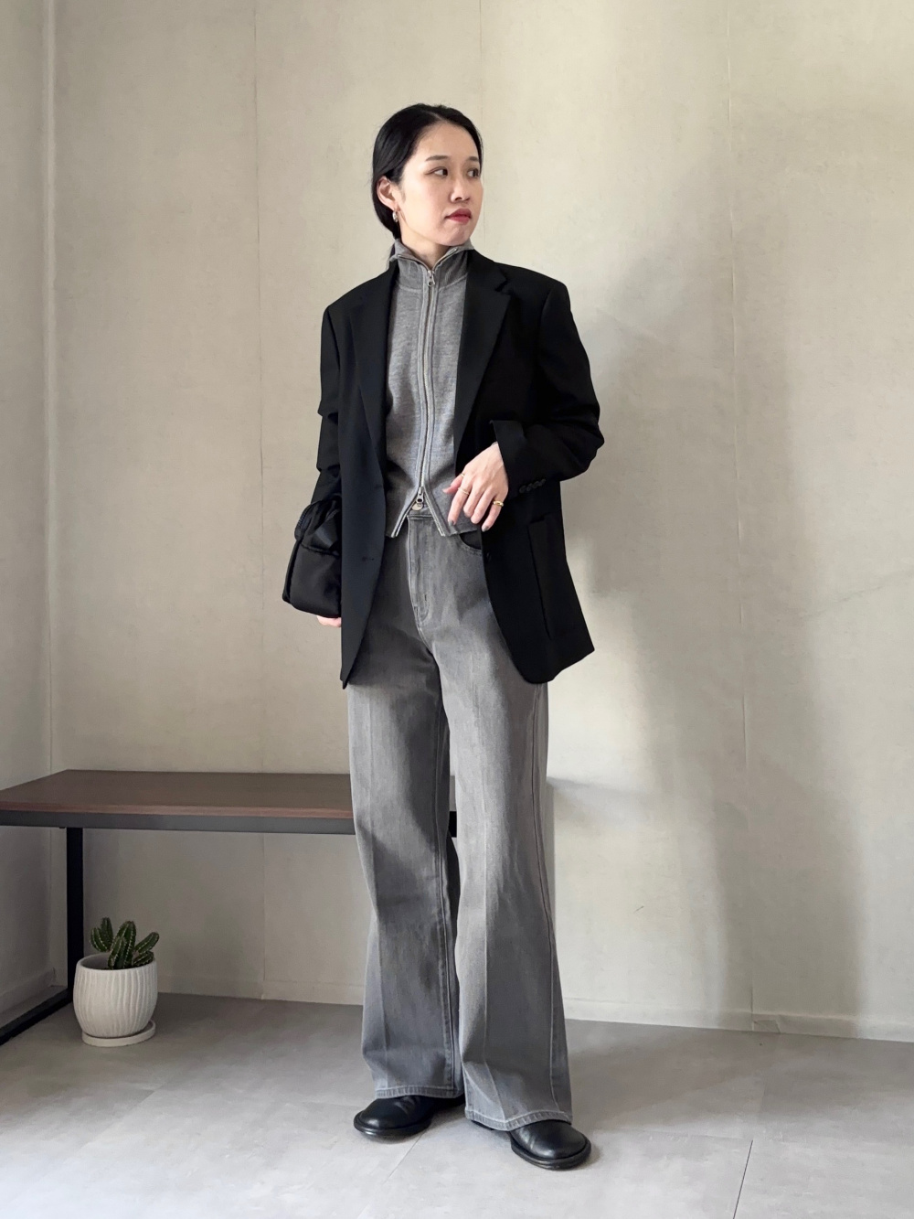 オーバーサイズジャケット、タックワイドパンツ」の着用