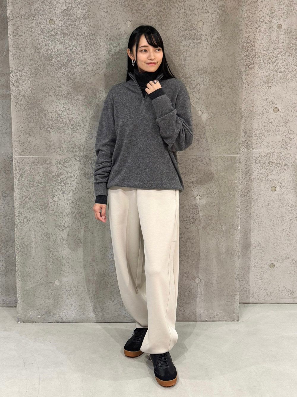 カシミヤタートルネックセーター、ヒートテックマフラー」の着用