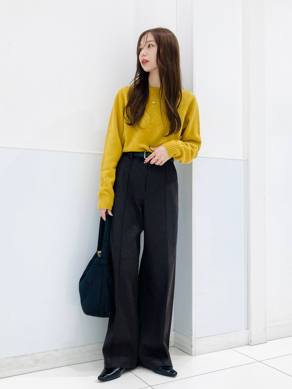 クルーネックT、スムースコットンクルーネックセーター」の着用