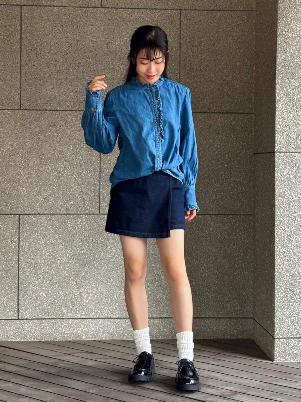 デニムフリルシャツ、ウールワイドパンツ」の着用コーディネート