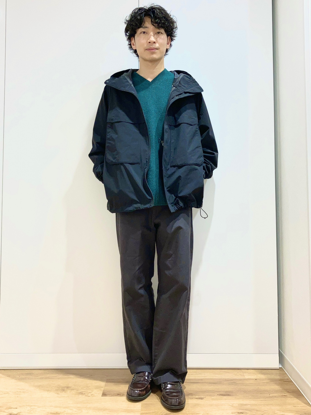 ブロックテックユーティリティパーカ、ワイドストレートパンツ」の着用