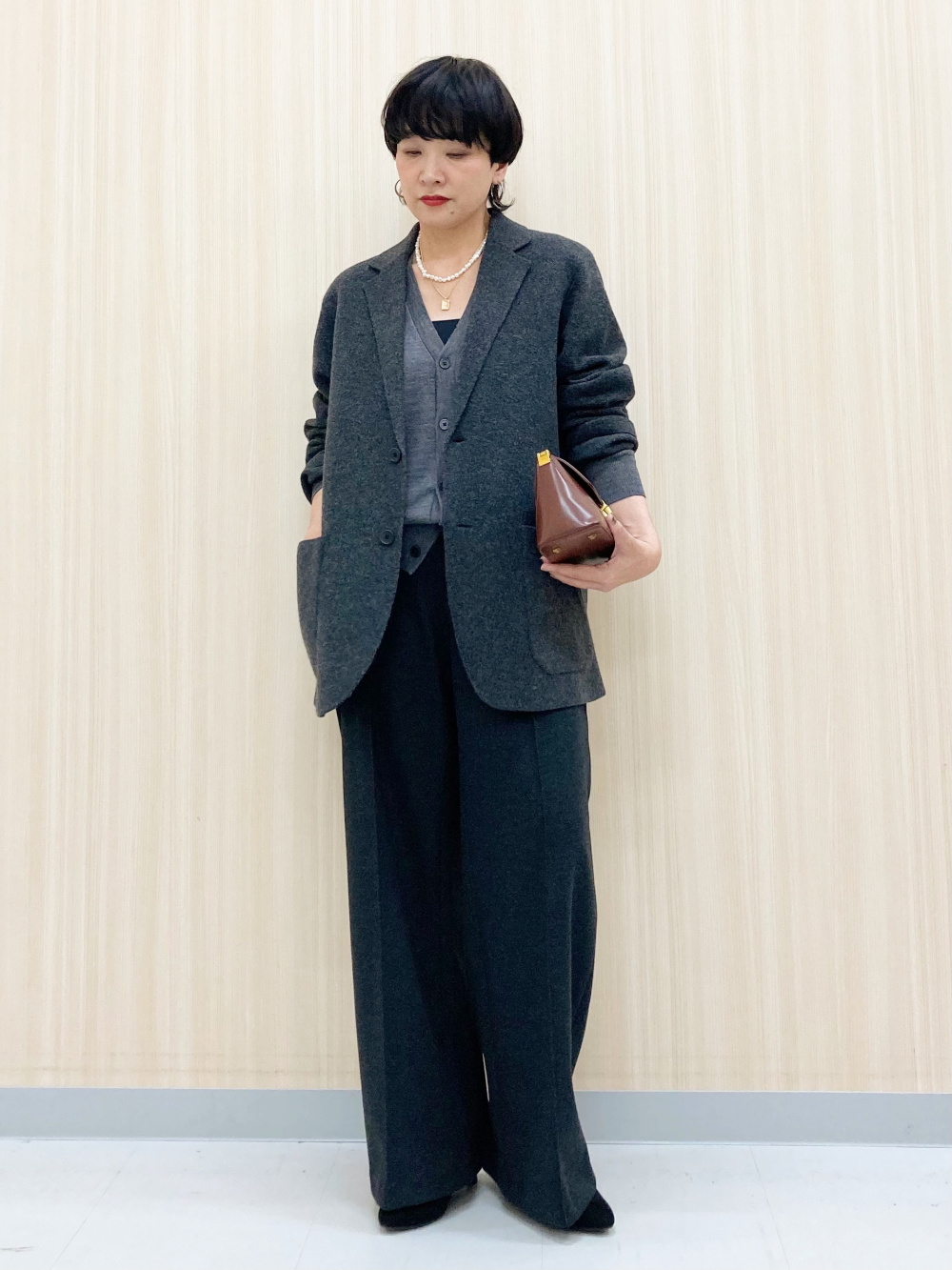 クルーネックT、スムースコットンクルーネックセーター」の着用