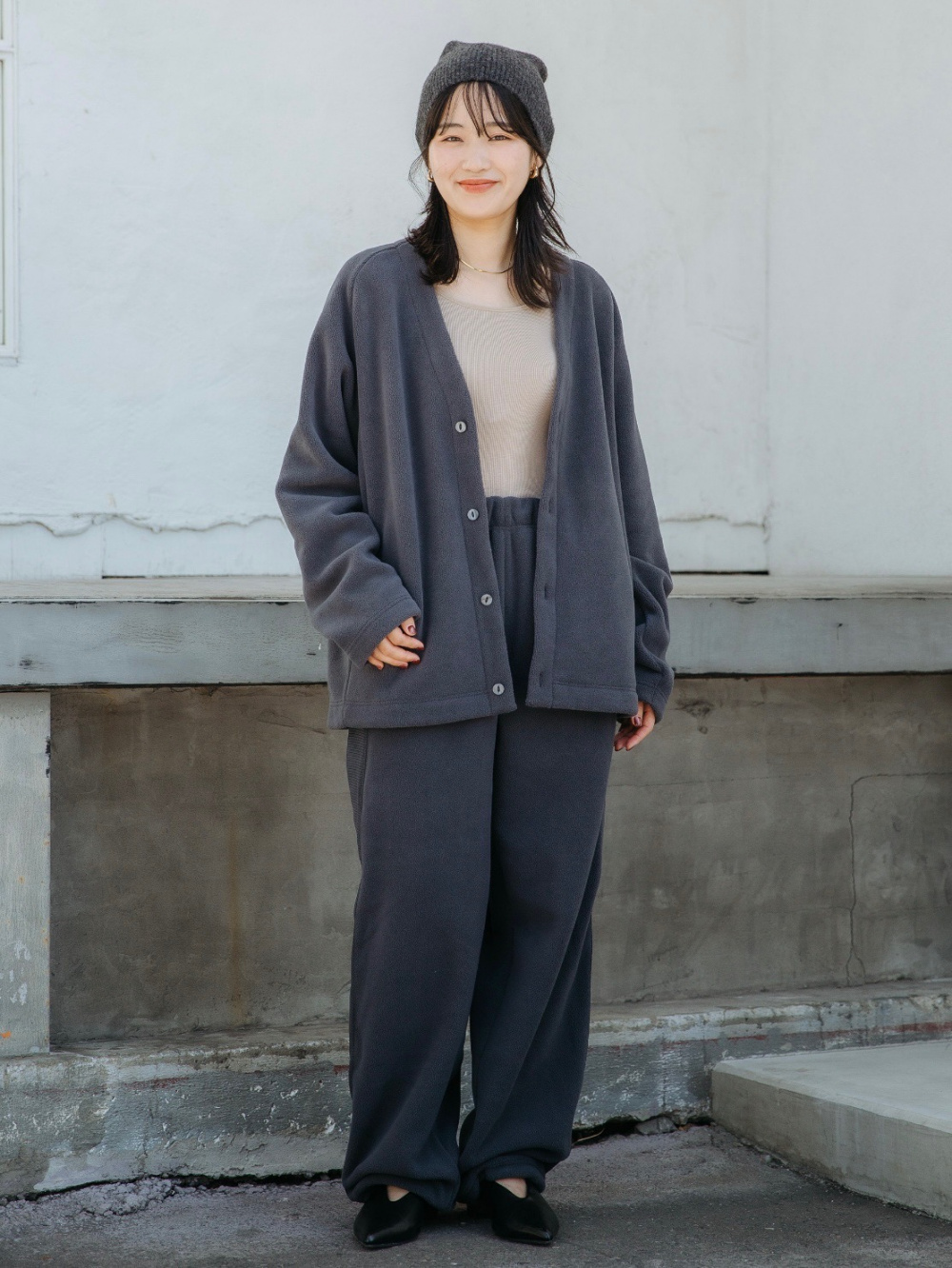 フリースオーバーサイズカーディガン、フリースワイドパンツ」の着用