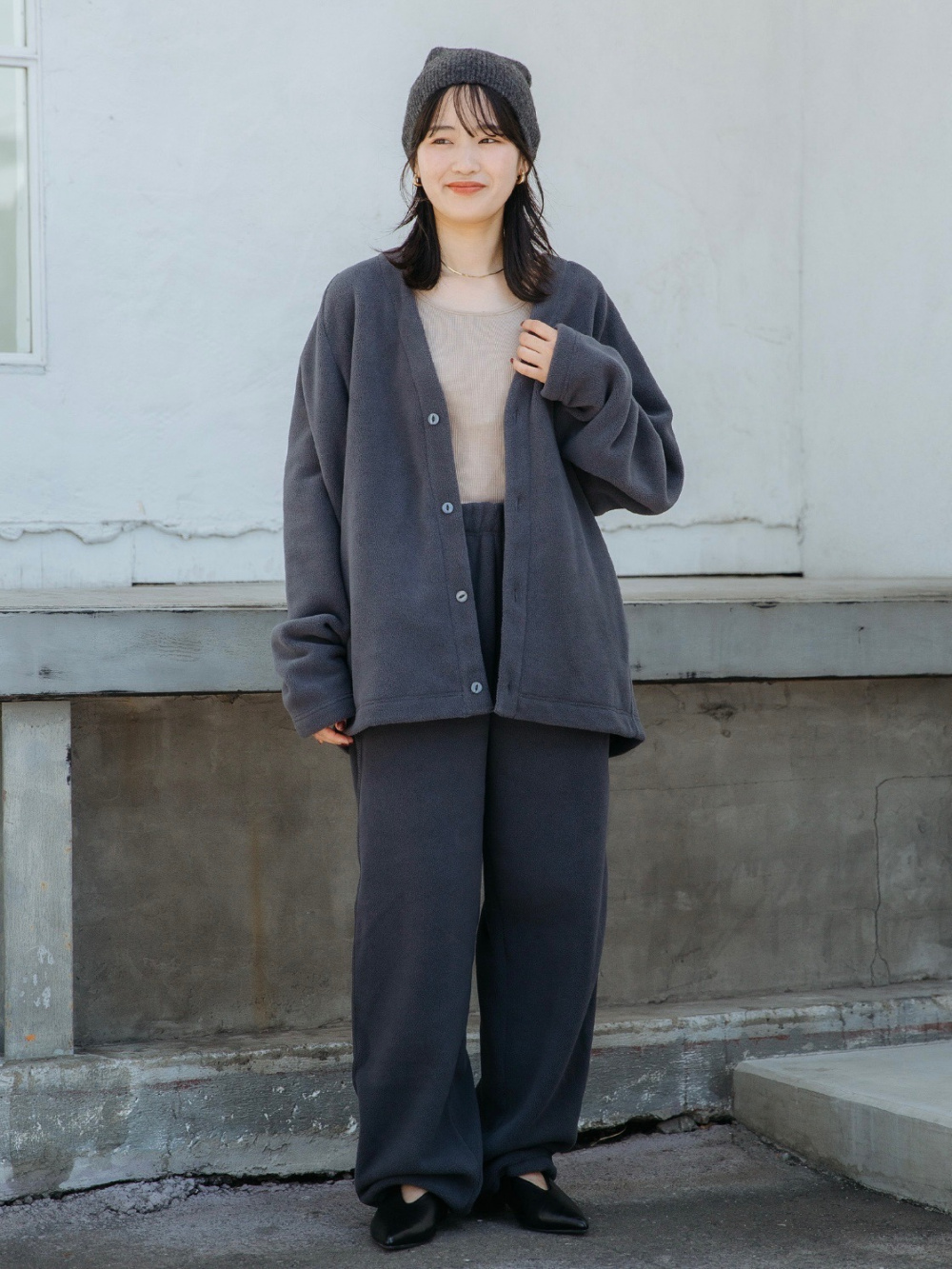 【UNIQLO and NEEDLES 】フリースカーディガン、パンツ フリースオーバーサイズカーディガン、フリースワイドパンツ」の着用