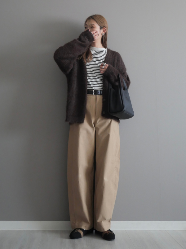 ジャージーバレルレッグパンツ、ヴィンテージベルトのコーディネート