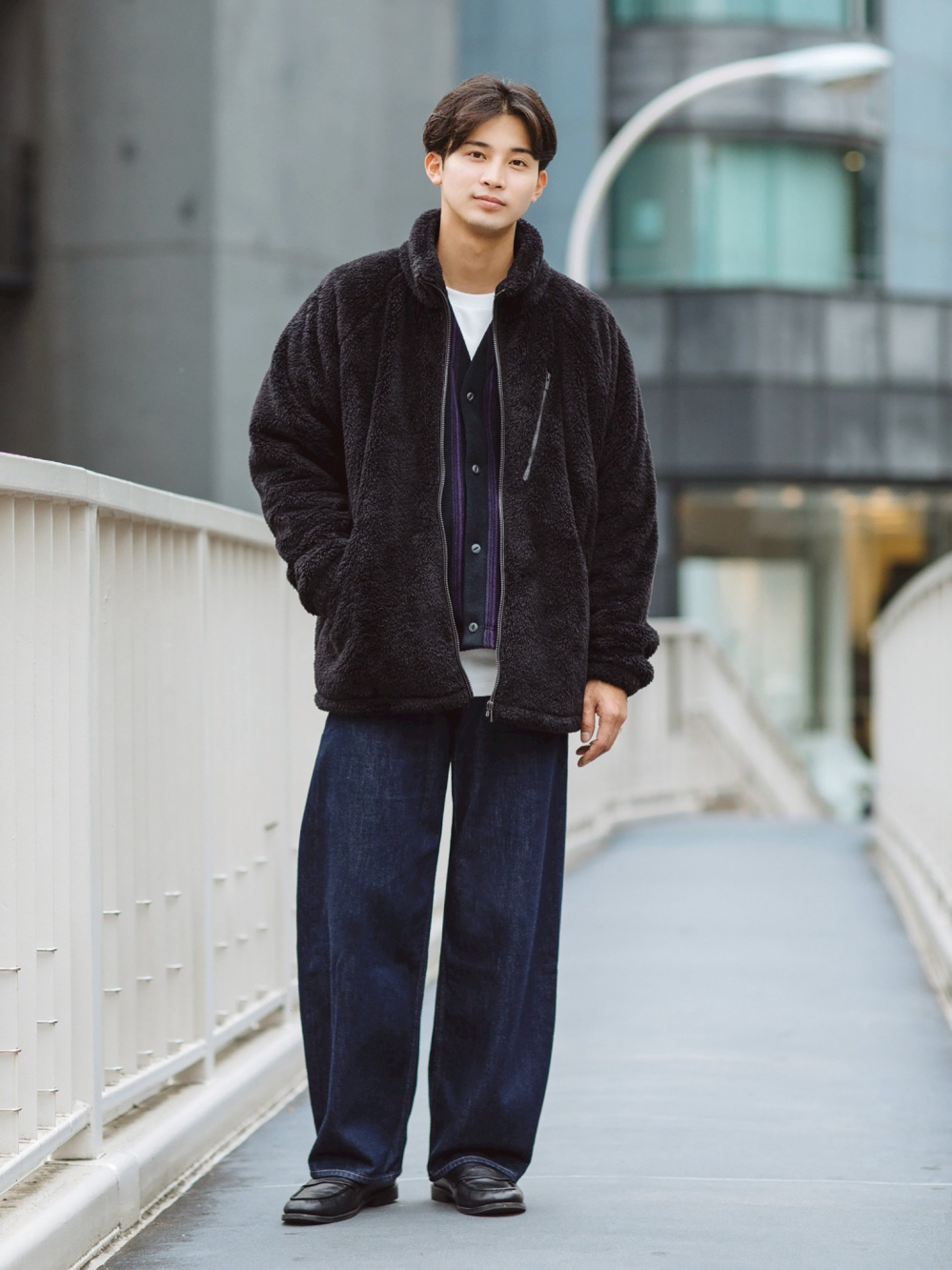 フリースオーバーサイズカーディガン、フリースワイドパンツ」の着用