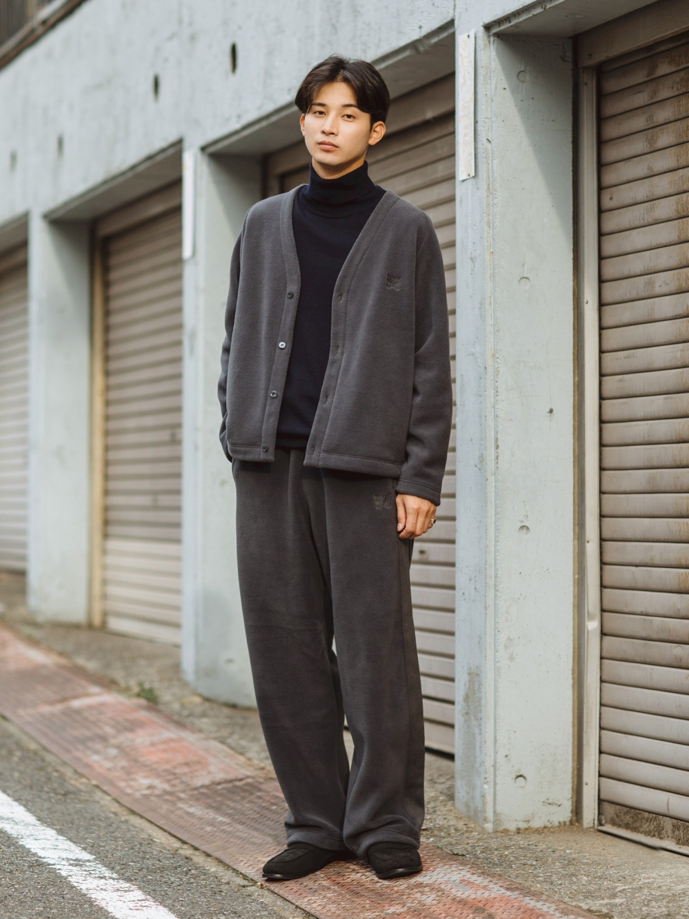 フリースオーバーサイズカーディガン、フリースワイドパンツ」の着用