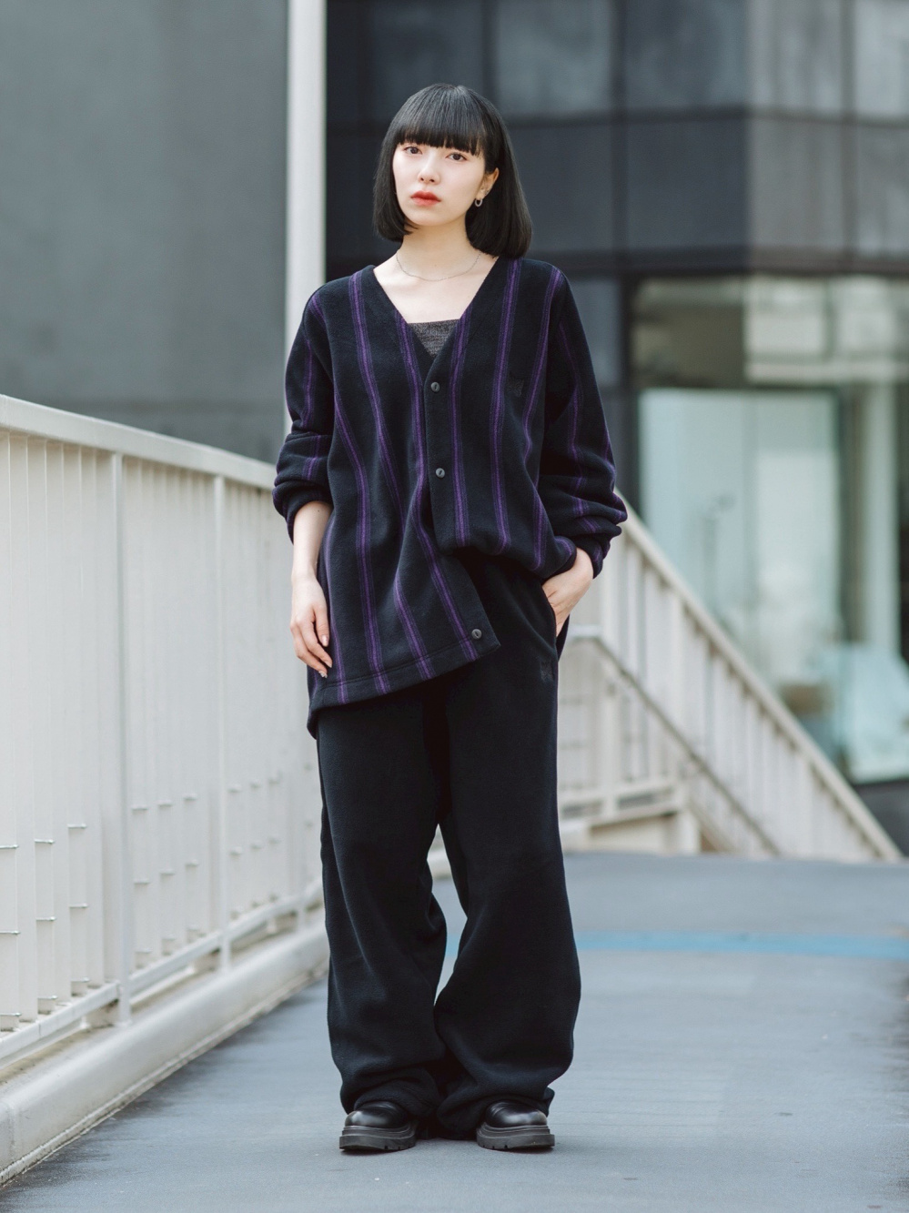 フリースオーバーサイズカーディガン、フリースワイドパンツ」の着用