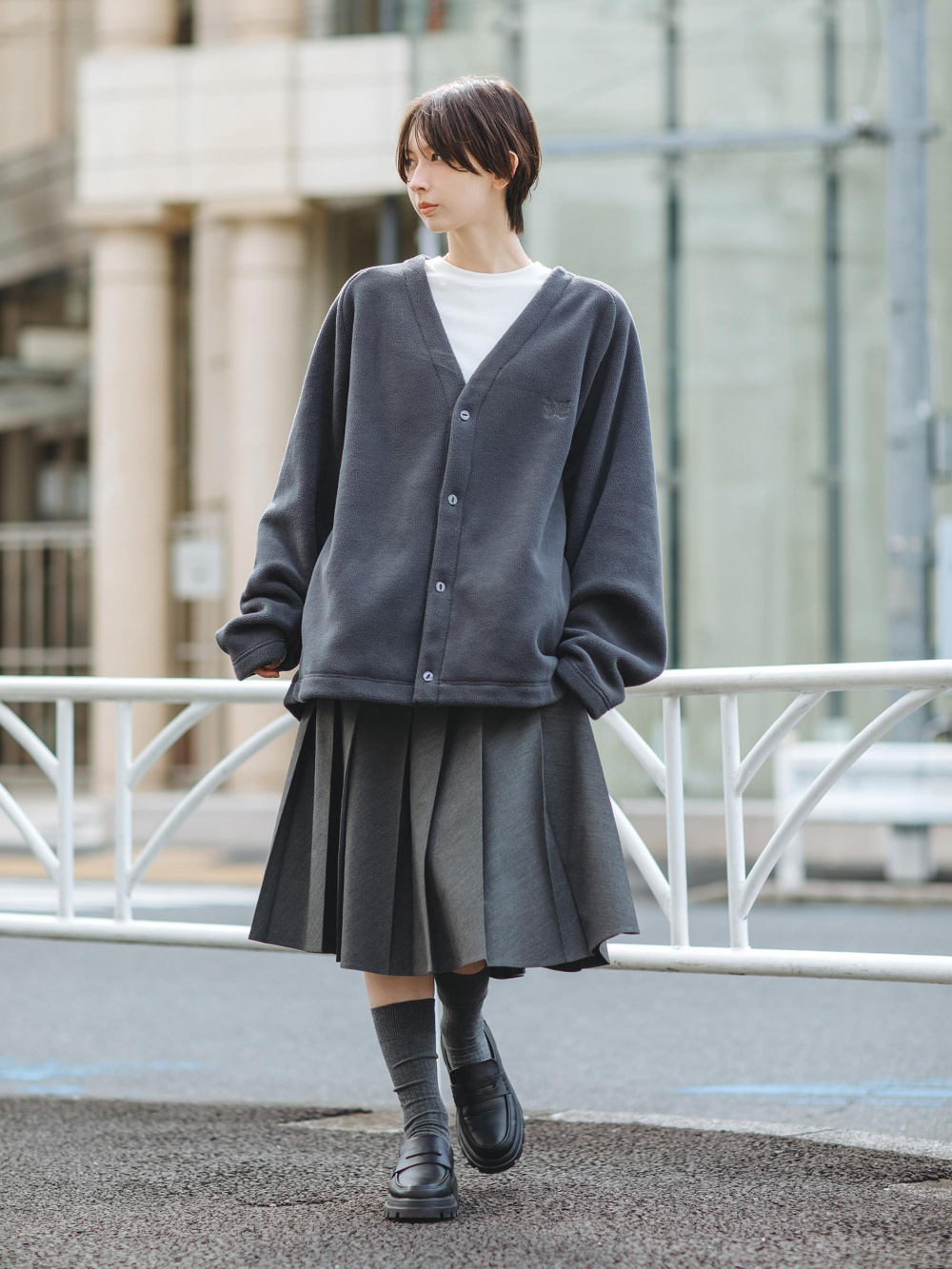 フリースオーバーサイズカーディガン、フリースワイドパンツ」の着用